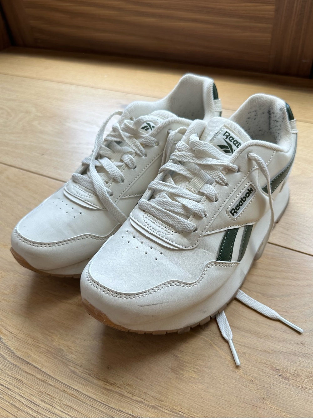Reebok Ortholite women’s 7.5 sneakers off-white/green